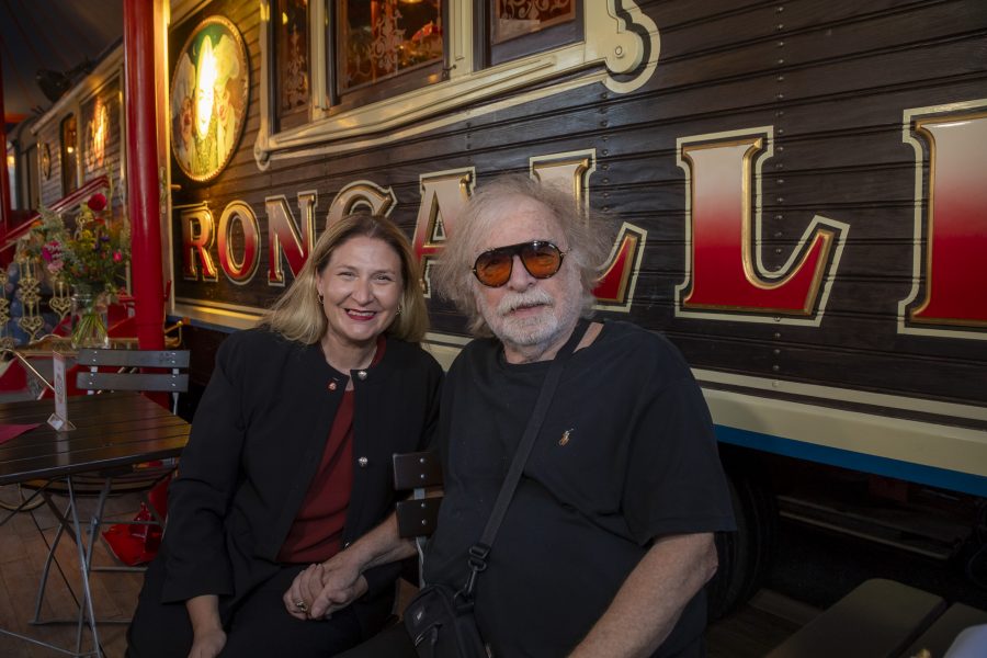 Vizebürgermeisterin Barbara Nowak mit Roncalli-Gründer und Circus-Direktor Bernhard Paul. (Foto Jürgen Hammerschmid)