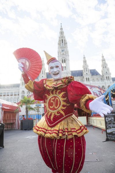Weißclown Gensi vor den Wr. Rathaus. (Foto Jürgen Hammerschmid)